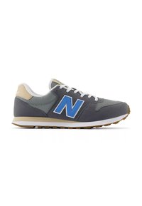 Scarpa atletica grigia con il logo "N" blu, materiali in rete e suede, design testurizzato, lacci bianchi e suola in gomma.