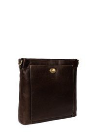 Borsa a mano in pelle marrone con una superficie liscia, forma rettangolare, tasca frontale e dettagli in hardware tono oro.
