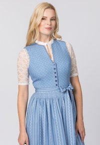 Blaues Kleid mit tailliertem Oberteil, Knöpfen auf der Vorderseite und gebundenem Taillengürtel. Mit einem Spitzenärmel und gemusterter Stoff aus Blumen und Streifen.