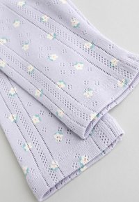 Foldet lavendelstrikket stof med lodrette øjestriber og små hvide og blågrønne blomster.