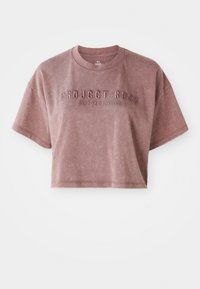 Skraćeni majica kratkih rukava u boji dusty rose, izrađena od mekanog materijala. Na prednjoj strani ima utisnuti tekst "PROJECT ROCK" i "STOP FOR NOTHING".