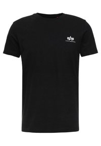 Czarny t-shirt z krótkim rękawem z małym białym logo Alpha Industries na górnej lewej części klatki piersiowej, gładki przód i okrągły dekolt.