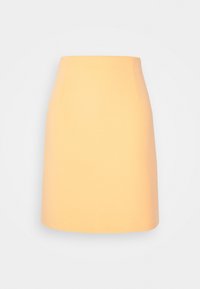 Jupe en A en tissu jaune doux et texturé avec une finition lisse et des côtés subtils ; design à hauteur de genoux, sans fermetures visibles.
