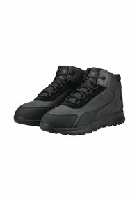 Zapatos de senderismo negros de corte medio con una parte superior de cuero texturizado, suela de goma y cordones en contraste. Presenta una puntera reforzada y detalles de costura.