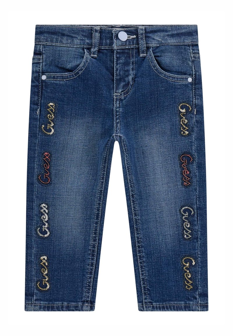 Jeans in denim blu scuro, con cinque tasche, chiusura a bottone e loghi "Guess" ricamati in vari colori lungo i lati.