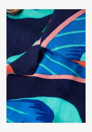 Marineblå stof med abstrakte bladmønstre i teal og koral. Teksten er glat og fremviser livlige farver og klare konturer af designet.