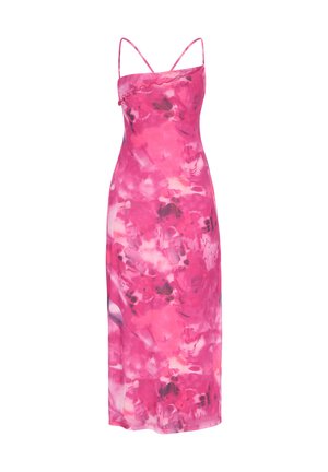Różowa sukienka na ramiączkach typu slip dress z efektem tie-dye, z subtelnym falbankowym wykończeniem przy dekolcie, długość midi.