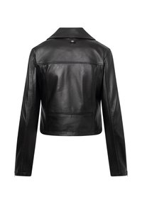Schwarze Kunstlederjacke mit langen Ärmeln, Kragen, Rückenpasse und abgesteppten Paneel-Details, Rückansicht auf weißem Hintergrund.