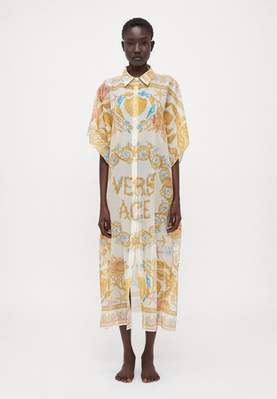 Robe chemise transparente à manches courtes en crème avec des motifs de coquillages et de fleurs vibrants dorés et bleus, patte de boutonnage à l'avant et col pointu.