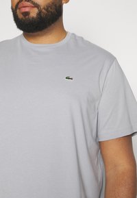 Lacoste PLUS - T-shirt basique - elephant grey