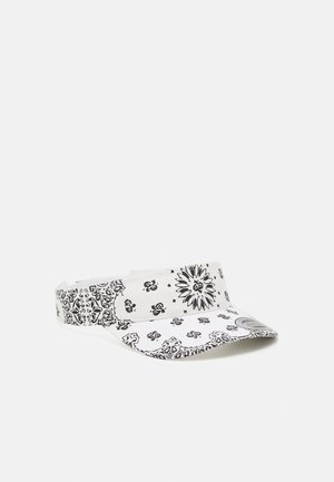 Hvit visir med svarte florale og paisley-mønstre. Justerbar bakre stropp, bred skjerm og glatt bomullsstoff. Har et logo-patch.