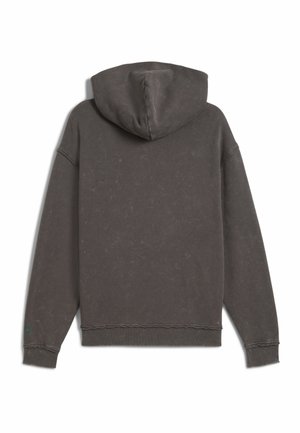 Grå pullover hoodie lavet af blødt materiale, med snoretræk i hætten, ribbede manchetter og kant, med en falmet finish og minimal branding.