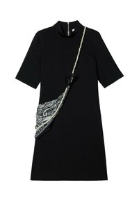 Czarna sukienka z krótkimi rękawami i wysokim dekoltem. Oferuje wzorzystą czarno-białą torbę z dodatkiem perłowego paska.