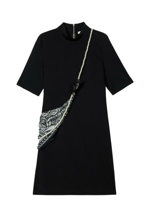 Abito nero con maniche corte e scollo alto. Presenta una borsa a fantasia bianca e nera con una tracolla di perle.