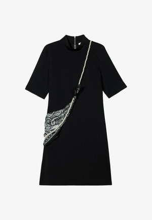 Vestido negro con mangas cortas y un cuello alto. Presenta un bolso estampado en blanco y negro con una correa de perlas adjunta.