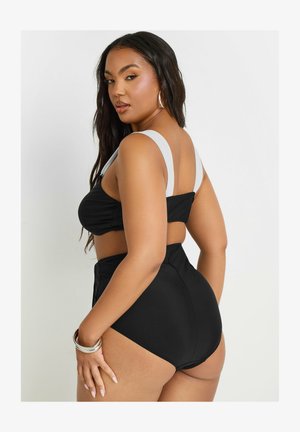 Czarny bikini z wysokim stanem, z zebranym stanikiem, szarymi regulowanymi ramiączkami i gładką teksturą materiału. Posiada krótki krój i minimalne dodatki.