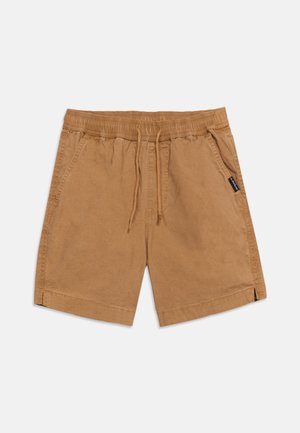 Hnedé neformálne šortky s elastickým pásom, sťahovacou šnúrkou, bočnými vreckami a malými bočnými rázporkami na svetlom pozadí.