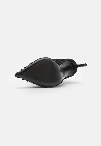 Pantofi cu toc înalt, negri, cu vârful ascuțit, realizati dintr-o piele netedă, cu detalii texturate pe laterale, având un toc subțire, de tip stiletto.