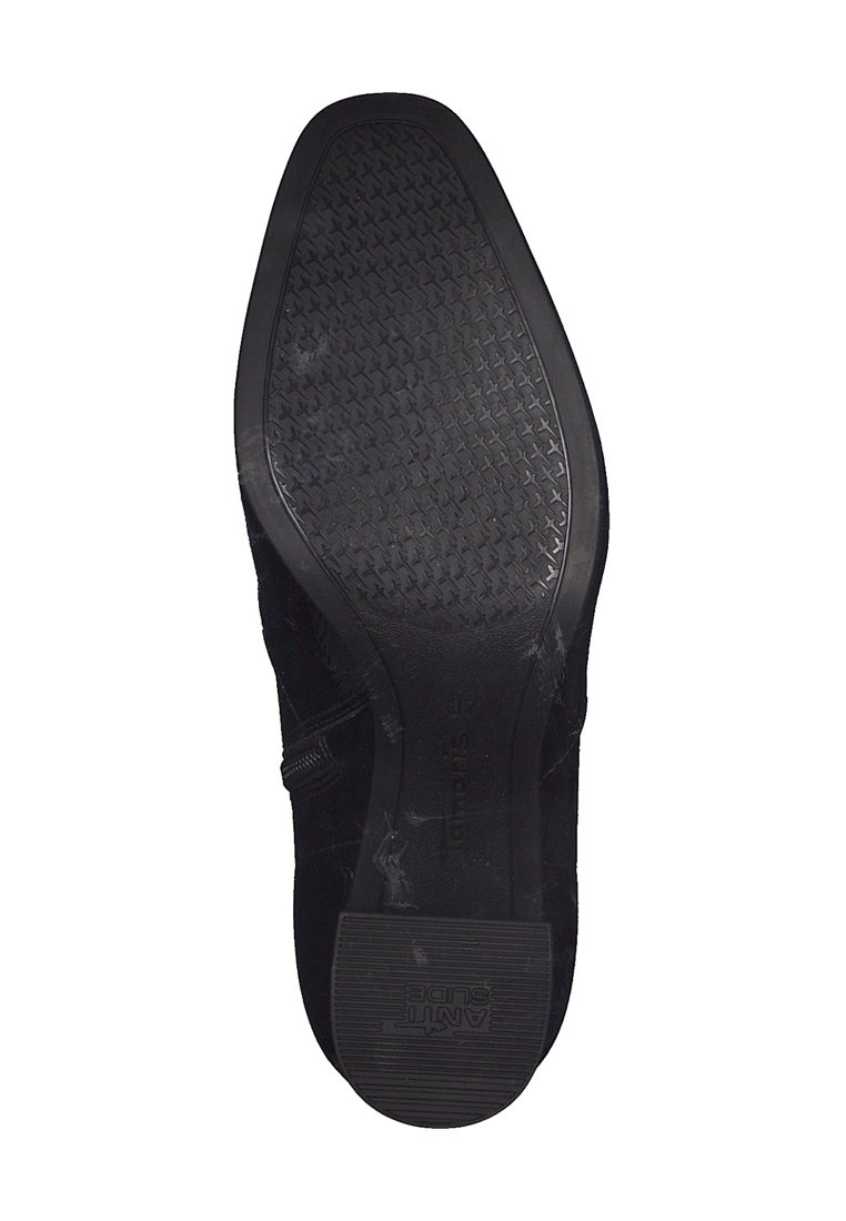 La semelle de chaussure noire présente un matériau en caoutchouc texturé avec un motif antidérapant et une forme arrondie. Comprend des éléments de marque et des détails de design sur le côté.