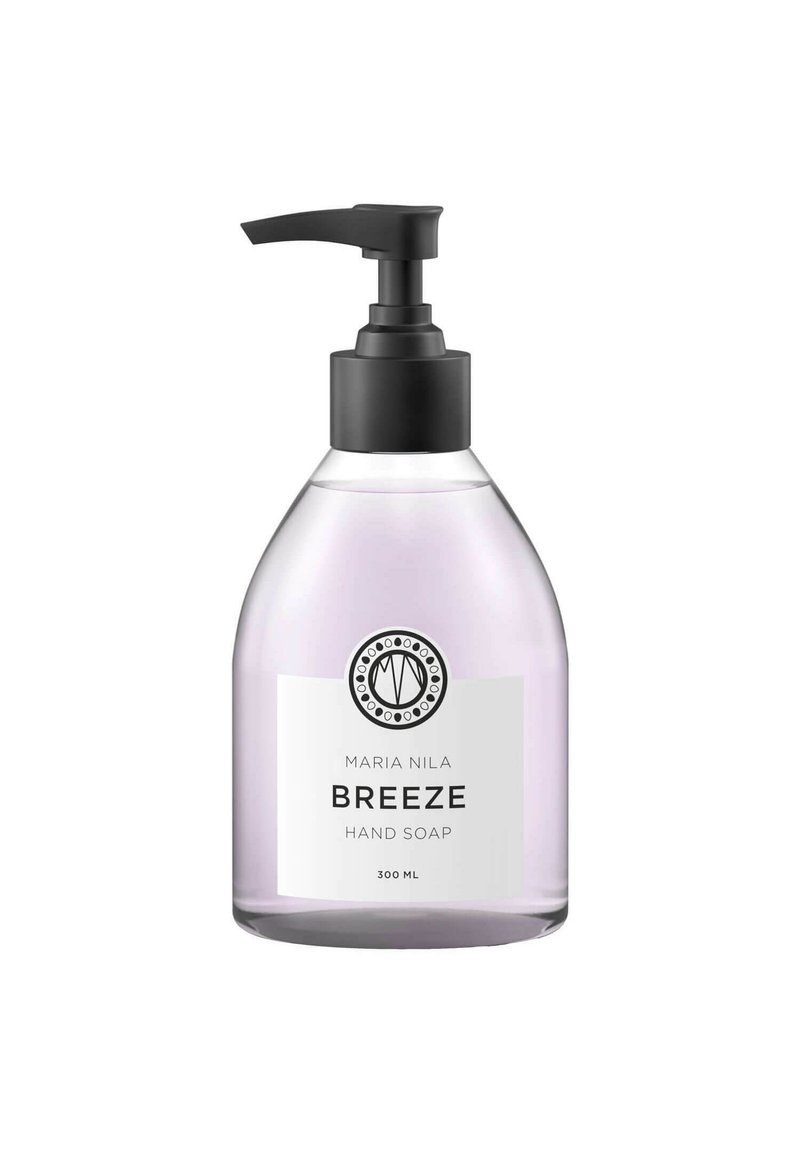 Transparante fles handzeep met een zwarte pompkop, voorzien van een wit etiket met zwarte tekst "MARIA NILA BREEZE HAND SOAP," 300 ml.