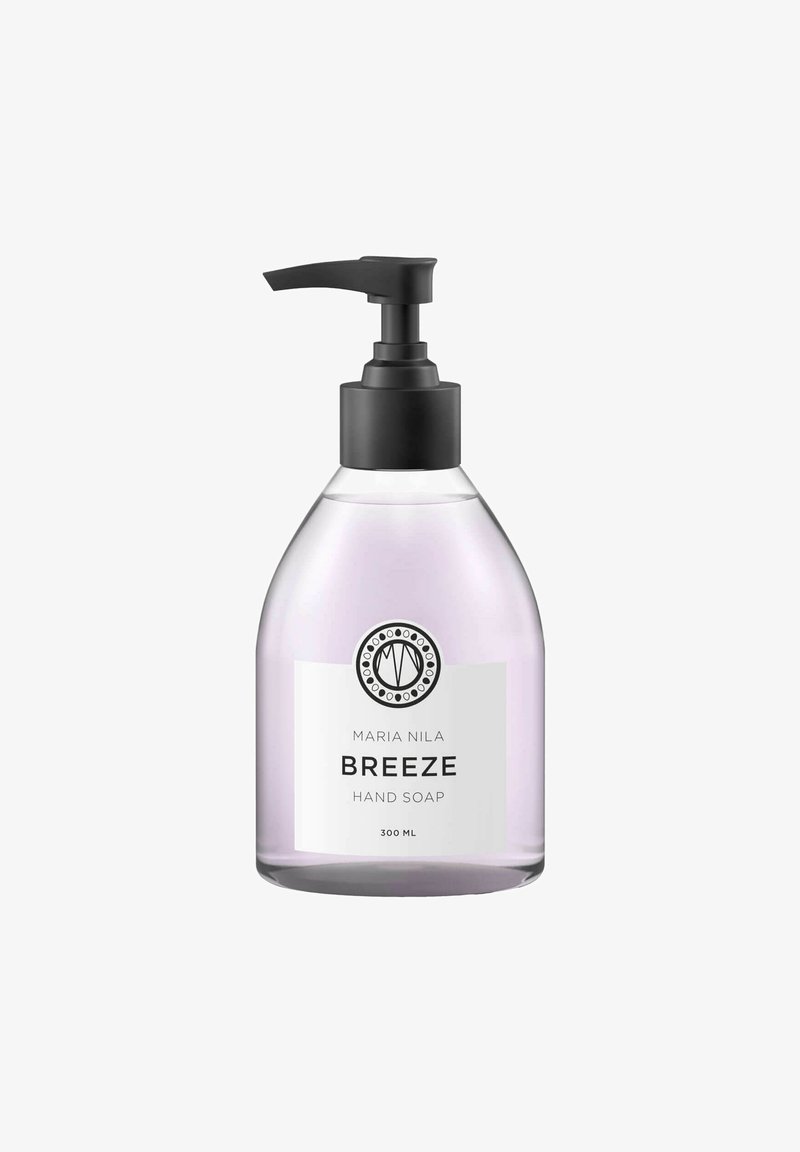 Transparante fles handzeep met een zwarte pompkop, voorzien van een wit etiket met zwarte tekst "MARIA NILA BREEZE HAND SOAP," 300 ml.