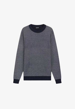 Maglione grigio scuro lavorato a maglia con scollo rotondo, maniche lunghe e polsini e orlo a coste color navy. Presenta un delicato motivo testurizzato su tutta la superficie.