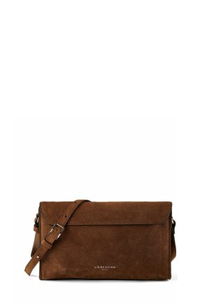 Brązowa torba na ramię z zamszu z regulowanym paskiem, klapką kopertową i małym srebrnym logo "Liebeskind Berlin" na środku przodu.