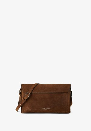 Brązowa torba na ramię z zamszu z regulowanym paskiem, klapką kopertową i małym srebrnym logo "Liebeskind Berlin" na środku przodu.