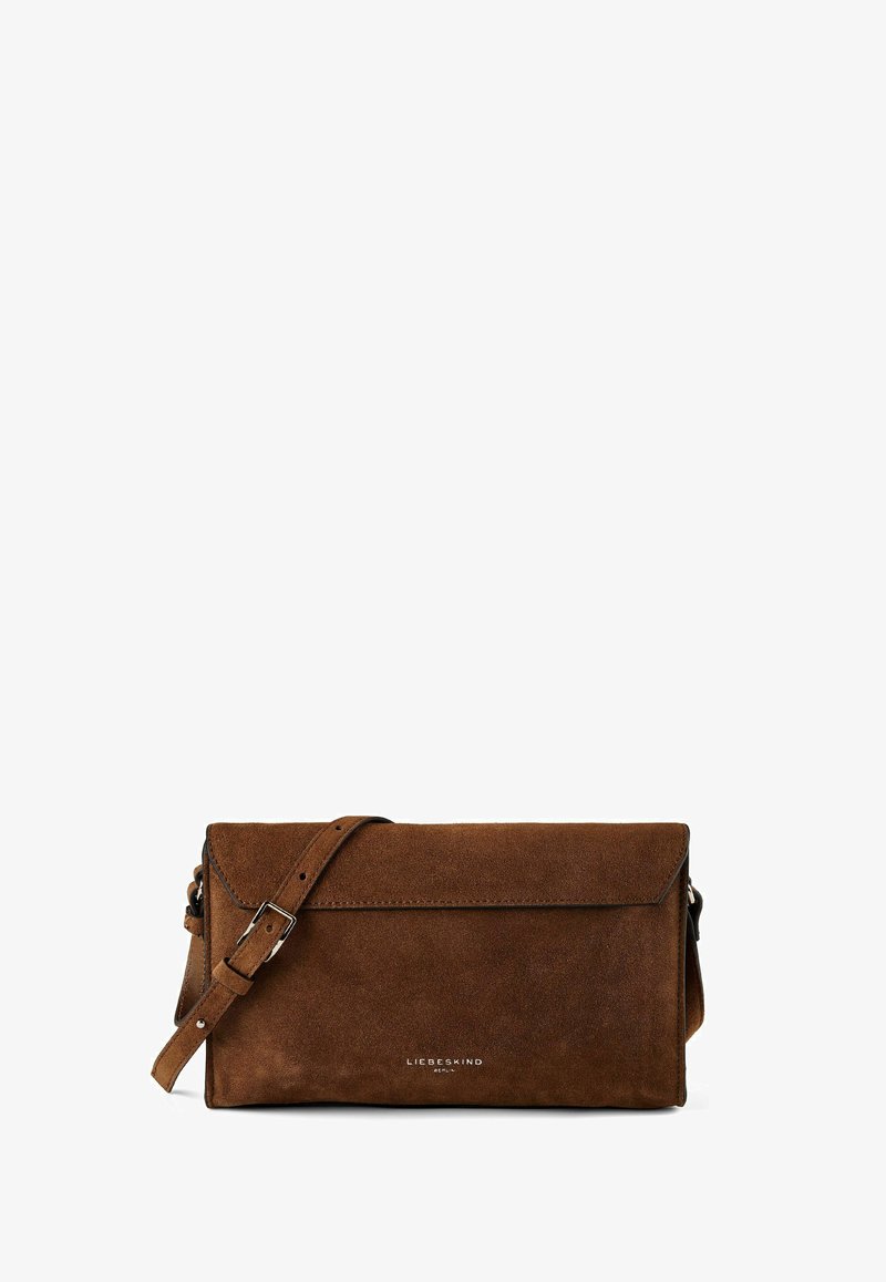 Braune Wildleder-Umhängetasche mit verstellbarem Riemen, Umschlagklappe und kleinem silbernem "Liebeskind Berlin"-Logo in der Mitte vorne.