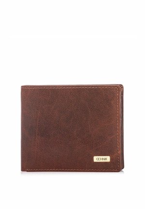 Brązowy skórzany portfel dwuczęściowy z widocznym przeszyciem i małą złotą metką z nazwą marki "OCHNIK" w prawym dolnym rogu.