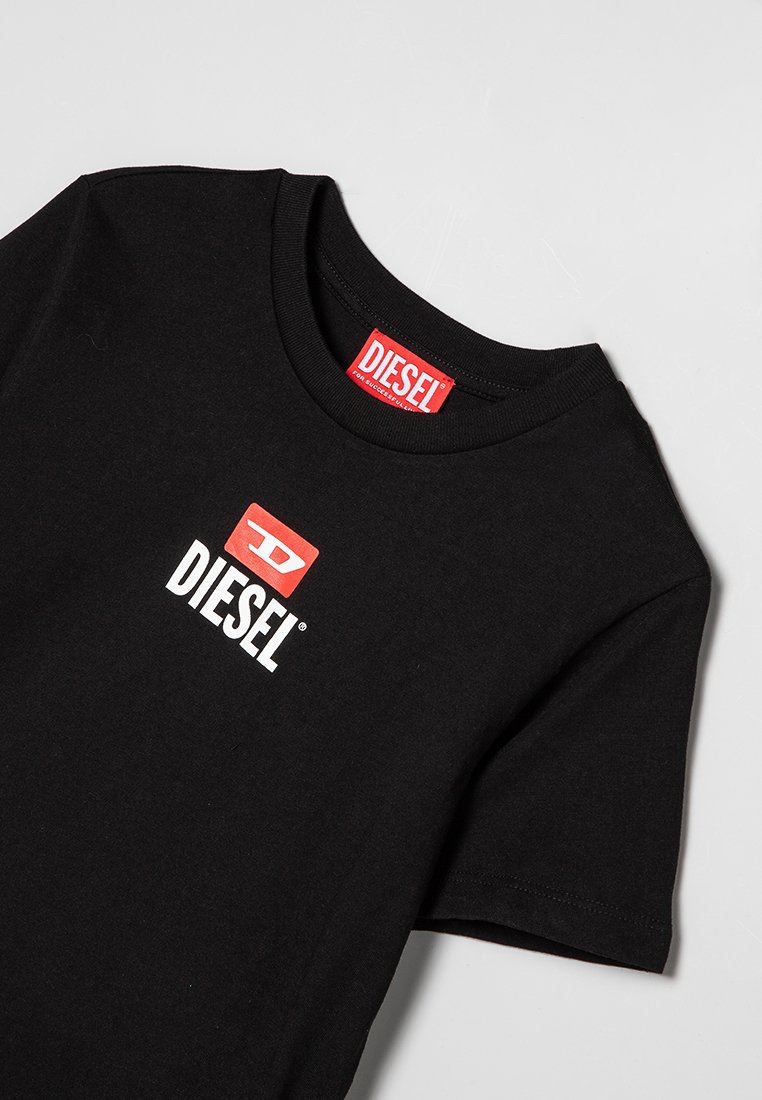 Schwarzes Baumwoll-T-Shirt mit Rundhalsausschnitt. Zentrales weißes "DIESEL"-Logo in einem roten Kasten und stilisiertem roten "D." Weicher Stoff.