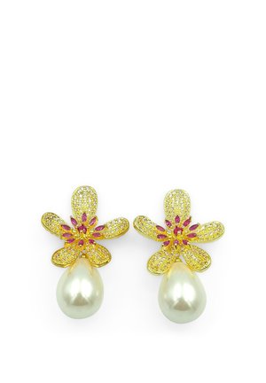 Orecchini floreali dorati con accenti rosa, caratterizzati da dettagli intricati e grandi gocce di perle bianche. Petali testurizzati con elementi scintillanti.