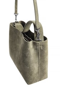 Olijfgroene suède handtas met een gestructureerd ontwerp, korte schouderriem en zilveren hardware-accenten. Bevat een ruime opening voor gemakkelijke toegang.