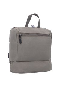 Zaino in tessuto grigio con manico superiore, tasca frontale con zip e accento in gomma. Design robusto con forma rettangolare e texture morbida.