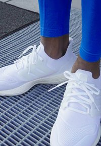 adidas Performance ULTRABOOST 22 biały