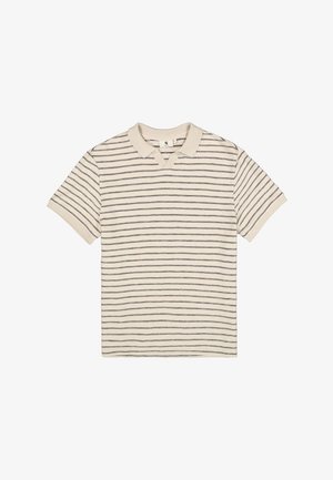 Polo rayé beige avec des rayures horizontales bleu marine, doté d'un col côtelé et de manches courtes, fabriqué en coton doux.