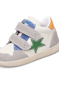 Sneaker bianco in pelle con dettagli in suede grigio e toppe in tessuto blu. Presenta un motivo a stella verde e due cinturini in velcro grigi.