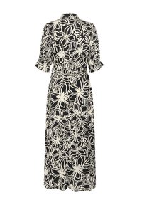 Robe longue avec un motif floral noir et blanc, manches courtes à volants et taille nouée. Fabriquée en tissu léger.