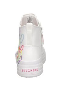Białe wysokie sneakersy z wielokolorowymi wzorami serc, tylnym suwakiem i logo. Gładki materiał syntetyczny z grubą, fakturowaną podeszwą.