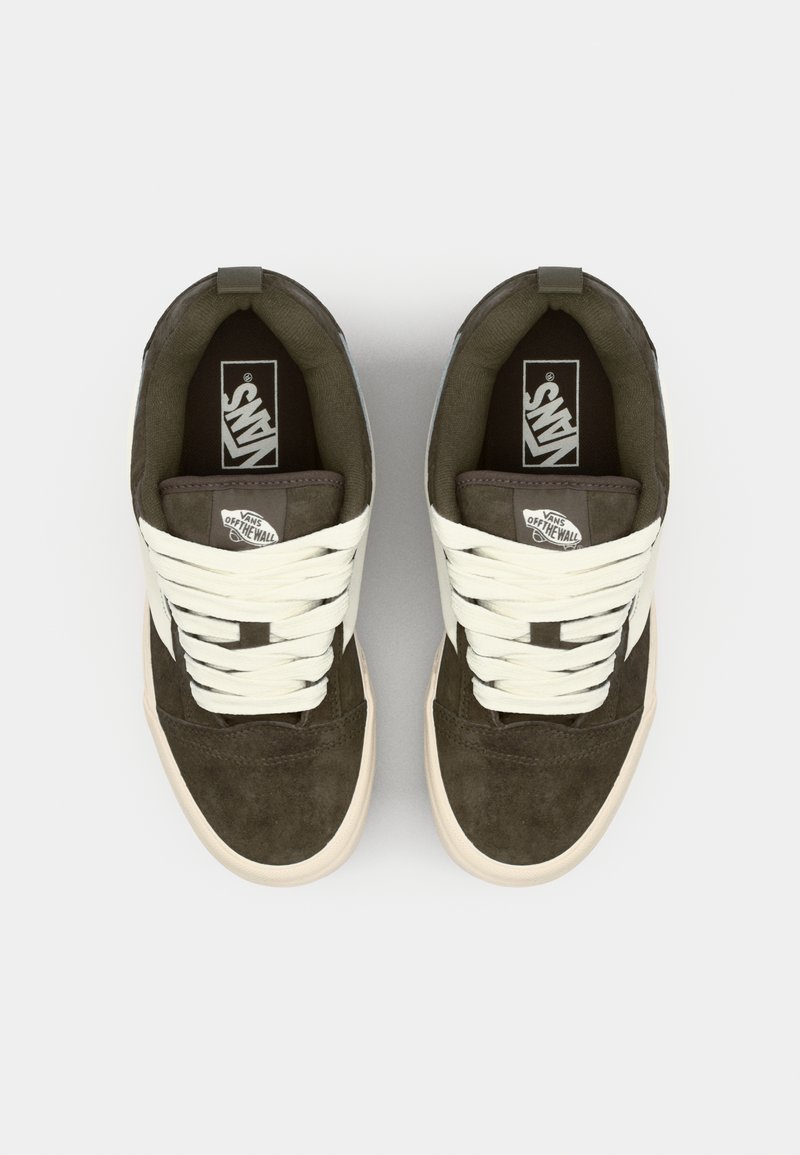 Dunkelgrüne Wildledersneaker mit weißen Schnürsenkeln und seitlichen Streifen. Sie verfügen über eine runde Zehenpartie, einen gepolsterten Kragen und ein Logo auf der Zunge und der Innensohle.