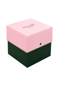 Scatola regalo Kate Spade con coperchio rosa e base verde scuro, caratterizzata da una banda decorativa dorata e logo sul coperchio. Texture liscia.