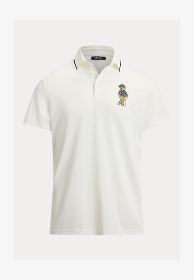Λευκό πόλο μπλουζάκι από βαμβάκι, με κεντητό σχέδιο αρκούδας ντυμένης για γκολφ στο αριστερό στήθος, με μπλε ναυτικό λεπτομέρειες στο γιακά.