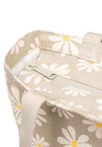 Beige stoffen tas met een bloemenpatroon van madeliefjes, voorzien van een ritssluiting en stevige stoffen handgrepen voor eenvoudig dragen.