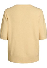 Kortærmet, blød gul sweater med rund halsudskæring, ribbet kant og struktureret stof. Minimalistisk design, ingen synlige mønstre eller accenter.
