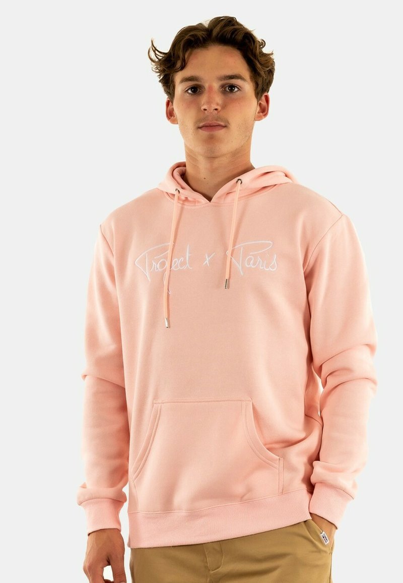 Felpa rosa con logo bianco "Project x Paris". Presenta coulisse e tasca frontale, realizzata in un tessuto morbido e con una vestibilità comoda.