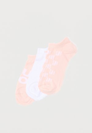 Drei Paar niedrig geschnittene Socken in Pfirsich und Weiß, zwei Pfirsichpaare haben weißen Text auf den Sohlen gedruckt, nebeneinander angeordnet.