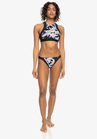 Set bikini nero con motivo floreale, composto da un top a collo alto e un fondo a vita bassa. Realizzato in tessuto elastico con una finitura liscia.