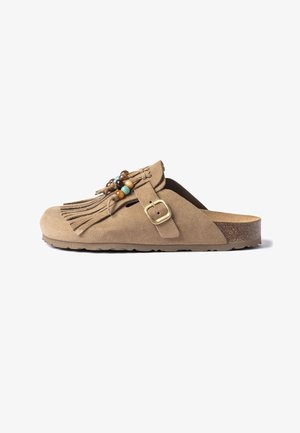 Zoccolo in camoscio marrone chiaro con frange, perline decorative, cinturino regolabile con fibbia e suola con sottopiede in sughero.