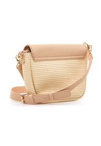 Bolso bandolera beige con cuerpo de paja trenzada y solapa de cuero liso, con correa desmontable y detalles de herrajes dorados.