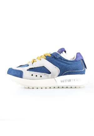 Blauwe en grijze sneaker met gele veters, witte zool, paarse hielkap en geprinte coördinaten op de tussenzool, weergegeven op een witte achtergrond.